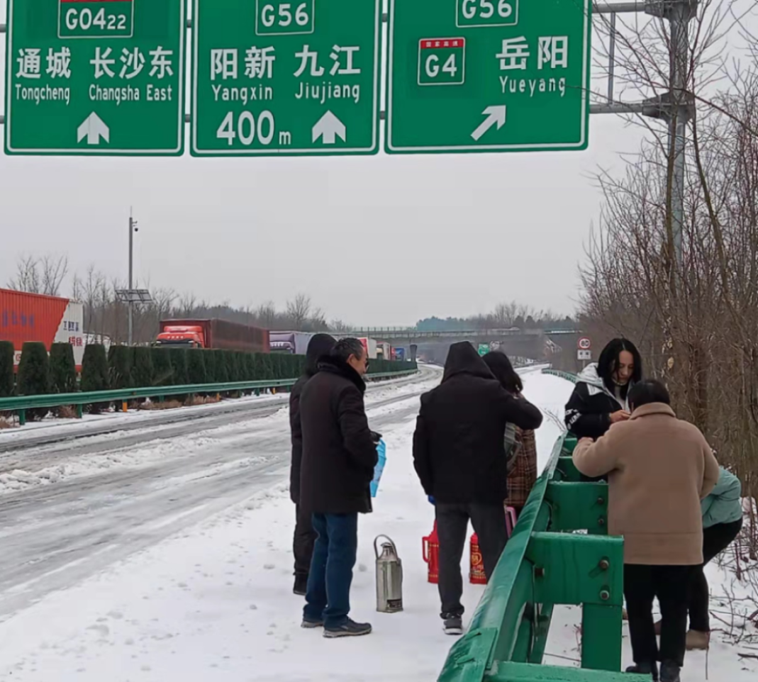 【市退役军人事务局】以雪为令，闻雪而动 全市退役军人事务系统铲雪除冰保畅通